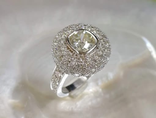 Bague en or blanc avec un diamant taille ancienne