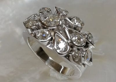 Bague en or blanc et diamants en forme de goutte