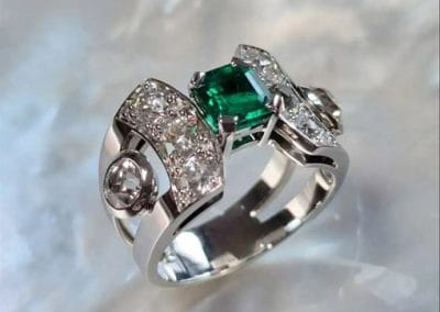 Bague en or blanc et emeraude