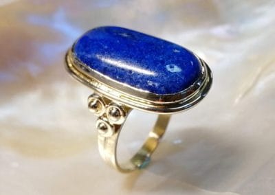 Bague en or jaune ornée d’un lapis-lazuli