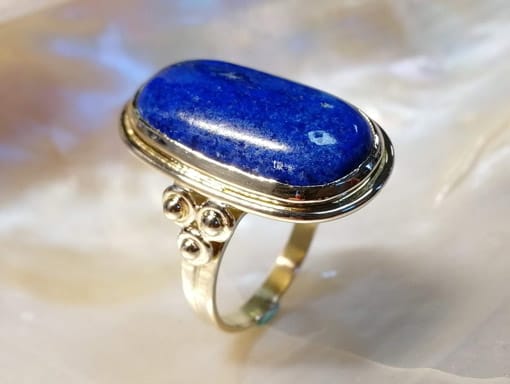 Bague en or jaune ornée d’un lapis-lazuli