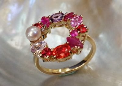 Bague en or jaune sertie de pierres précieuses