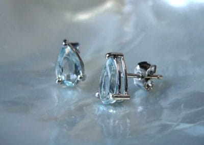 Boucles d’oreilles en or gris 750/000 ornées d’aigues-marines