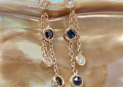 Boucles d’oreilles en or jaune serties de diamants et saphirs
