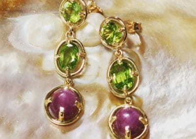 Boucles d’oreilles en or jaune ornées de péridots et rubis