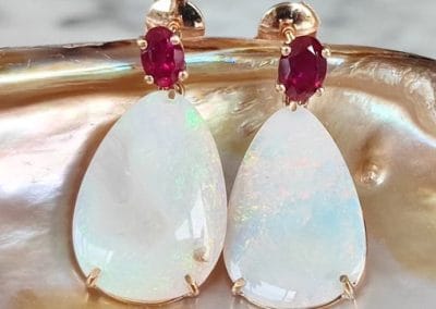Boucles d’oreilles en or jaune ornées de rubis et d’opales