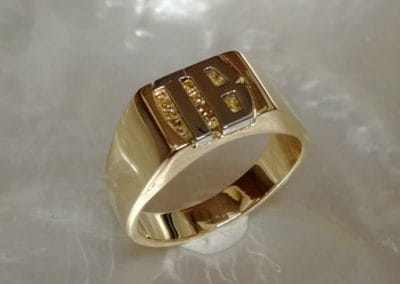 Chevalière en or jaune agrémentée d&rsquo;initiales