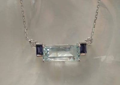 Collier en or blanc 750/000 serti d’une aigue-marine