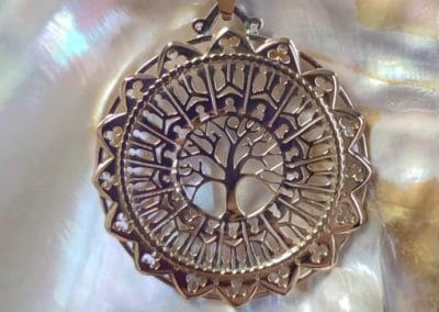 Médaille ajourée en or jaune arbre de vie